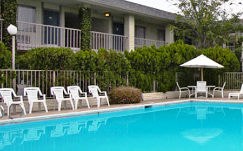 Courtyard Inn ノース・ハイランズ エクステリア 写真